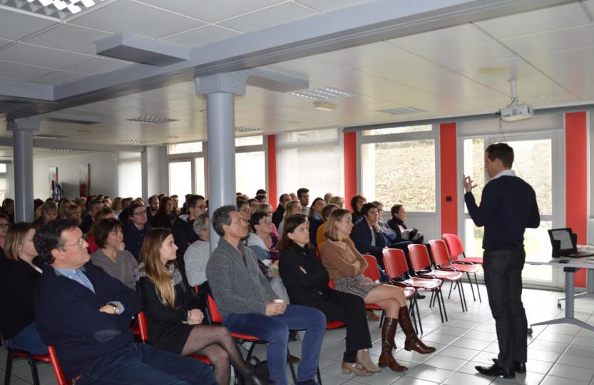 Réunion du personnel présentée par Emmanuel Commault