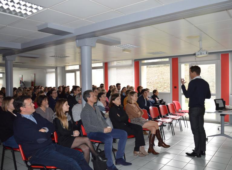 Réunion du personnel présentée par Emmanuel Commault